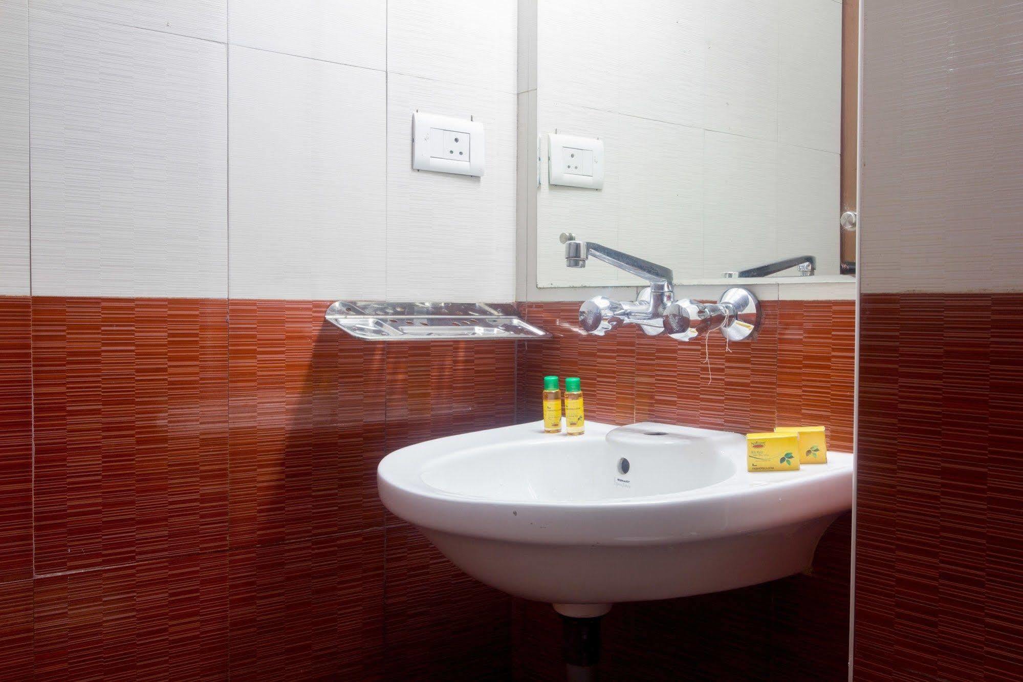 אוטי Fabhotel Khems Shoram Palace Road מראה חיצוני תמונה